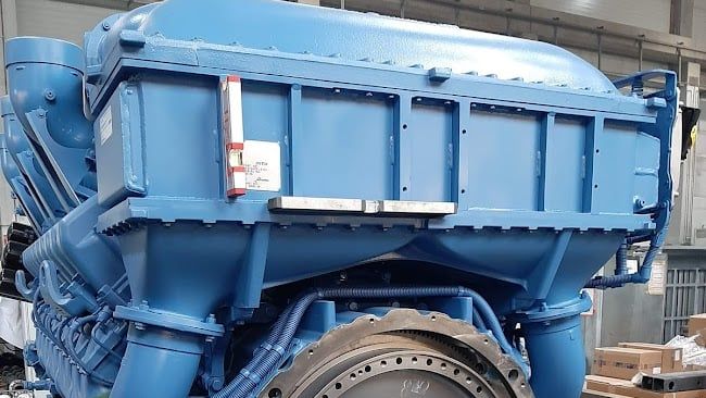 Blauer MTU 20-Zylinder-Motor in der Montagehalle