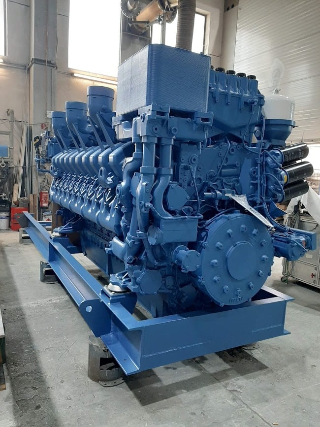 MTU 20-Zylinder-Aggregat im Aufbau für eine Containeranlage