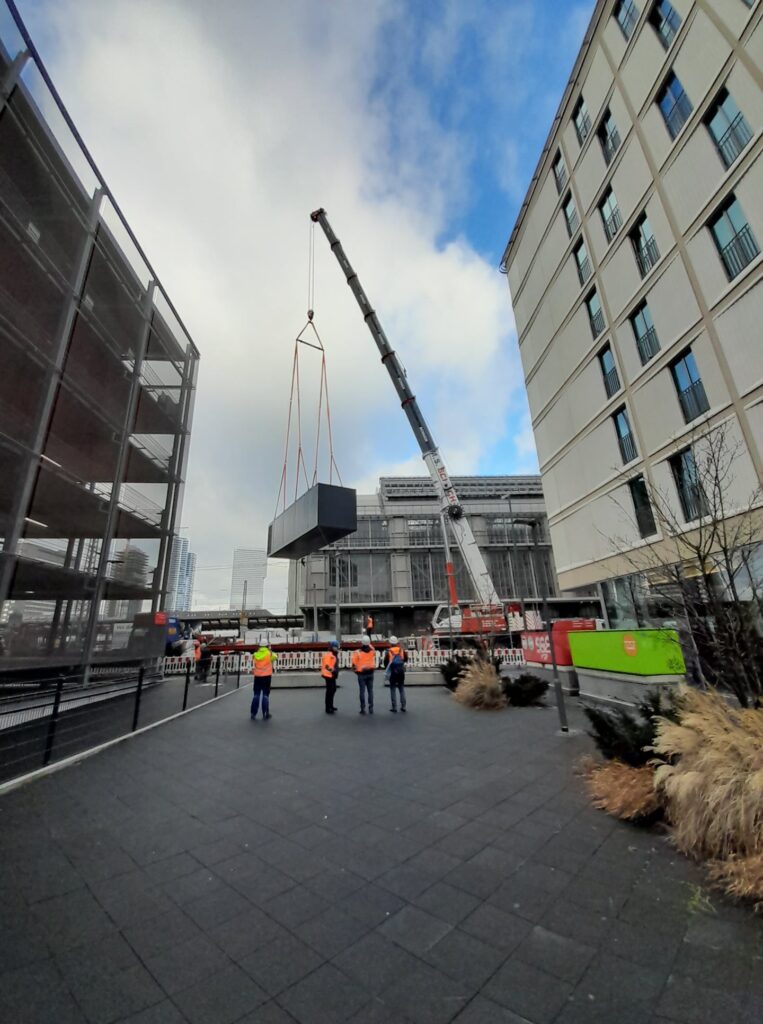 Montage der 2 × 2,5 MW Netzersatzanlage in Frankfurt