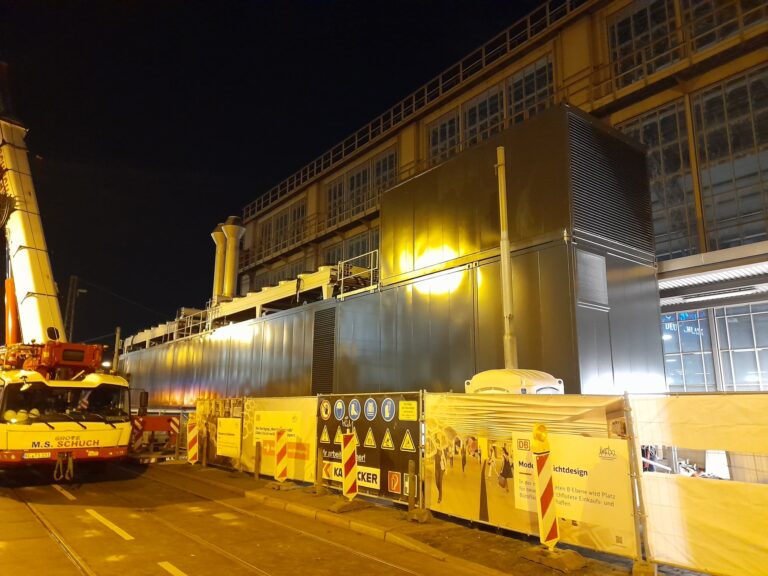 Netzersatzanlage am Bahnhofsgebäude bei Nacht