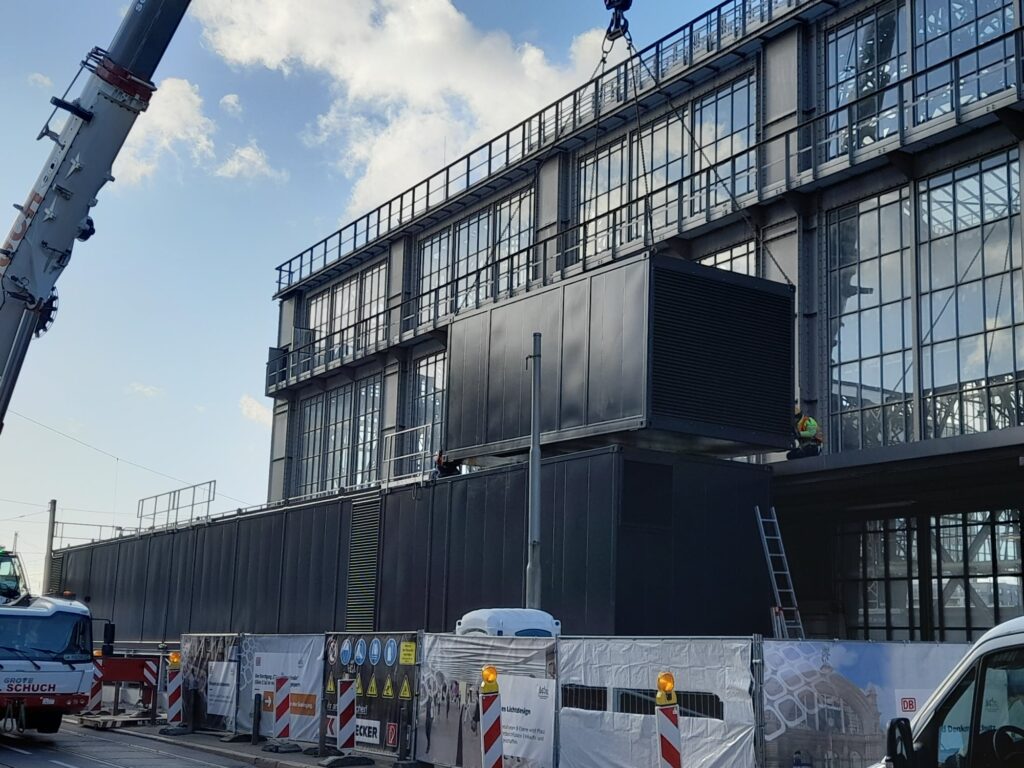 Aufstellung der Netzersatzanlage am Frankfurter Hauptbahnhof