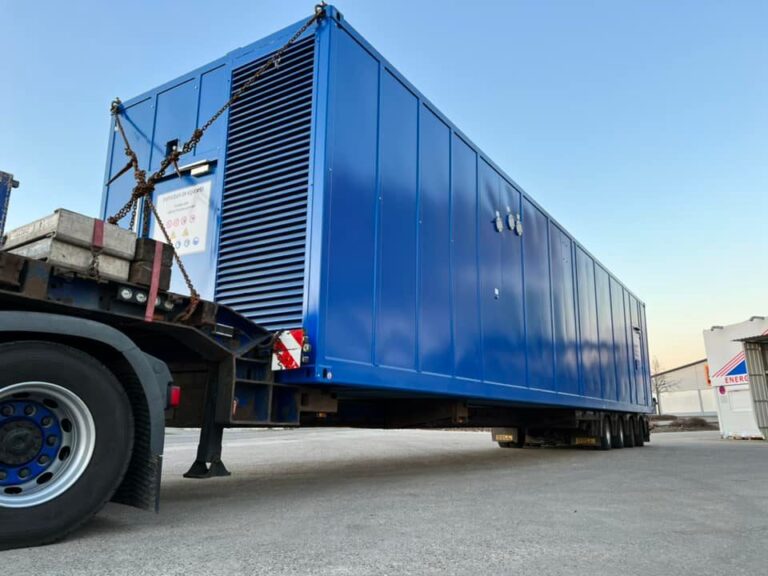 Blauer BHKW-Container auf einem Sattelauflieger