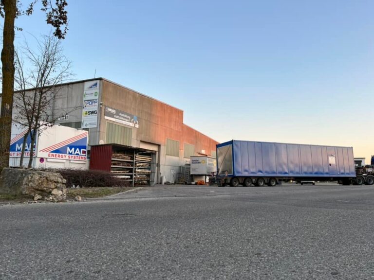 Verladung eines BHKW-Containers im Werk von MAC energy