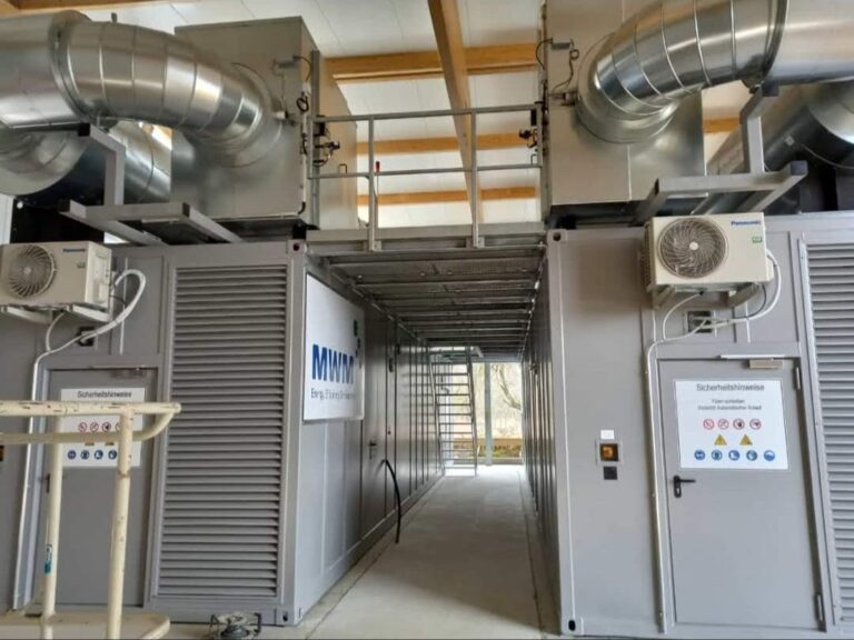 Doppelcontaineranlage in einer Halle