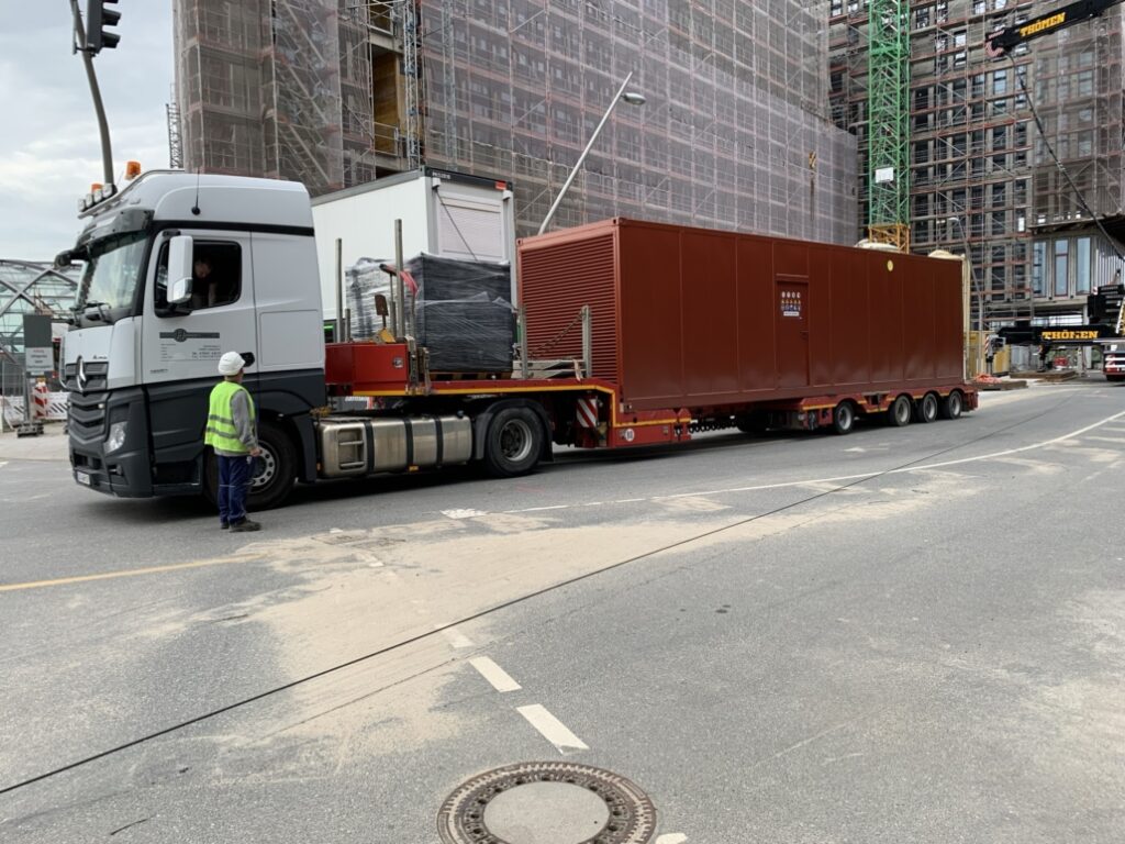 MAC energy Container auf der Transportplattform auf der Baustelle
