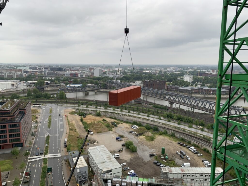MAC energy Anlagencontainer schwebt am Kranhaken über Hamburg
