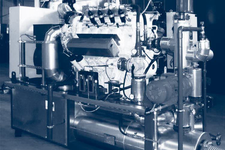 BHKW-Aggregat mit Motor, Generator und Rohrleitungen auf einem Grundrahmen