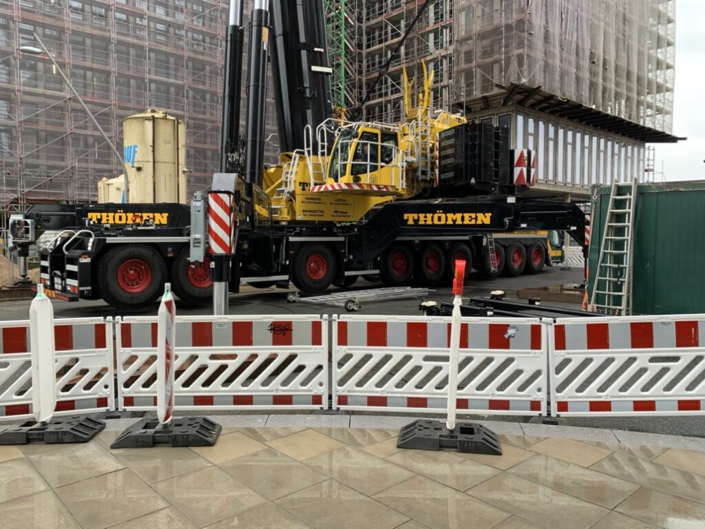 750-Tonnen-Autokran auf der Baustelle in Hamburg